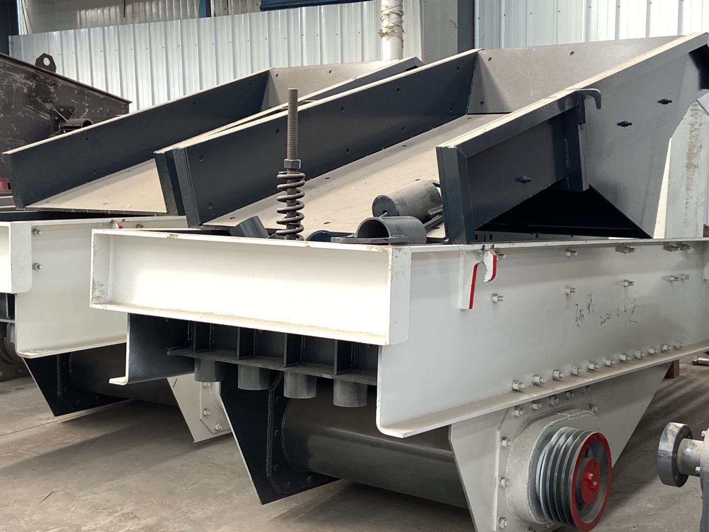 SP Suspended Vibrating Feeder