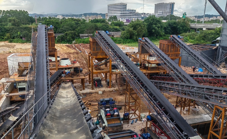 How Does a Surge Hopper Protect Crushing Equipment?