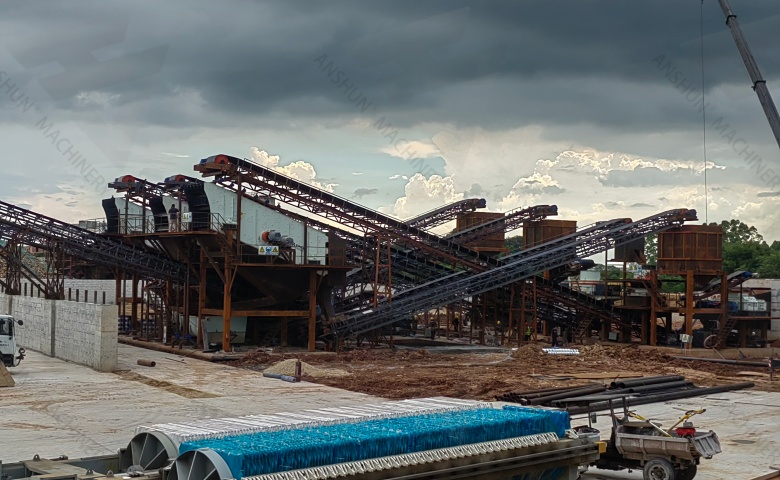 How Does a Surge Hopper Improve Crushing Plant Efficiency?